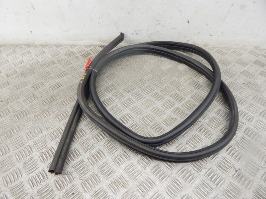 Уплотнитель двери передней левой BMW 1-series (E87) 7066617 Уплотнитель двери передней левой BMW 1-series (E87) 7066617