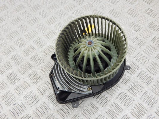 Моторчик печки VOLKSWAGEN PASSAT 5+ (2000-2005) 8d1820021 Моторчик печки VOLKSWAGEN PASSAT 5+ (2000-2005) 8d1820021