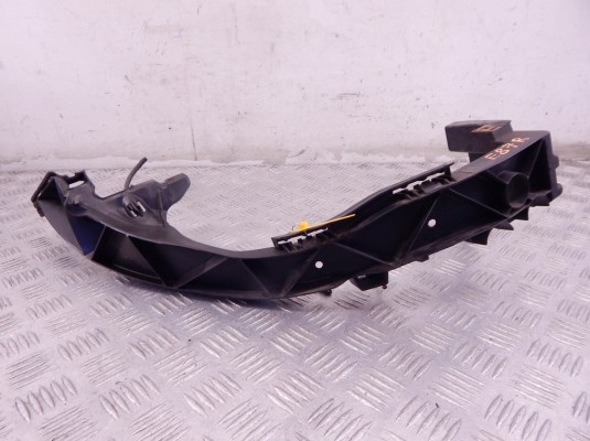 Крепление фары правой BMW 1-series (E87) 61 64 7 120 824 Крепление фары правой BMW 1-series (E87) 61 64 7 120 824