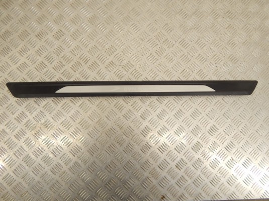 Накладка декоративная BMW 1-series (F20/21) 51 47 7 305 881