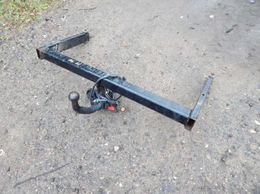Прицепное устройство (фаркоп) VOLKSWAGEN PASSAT 5+ (2000-2005)