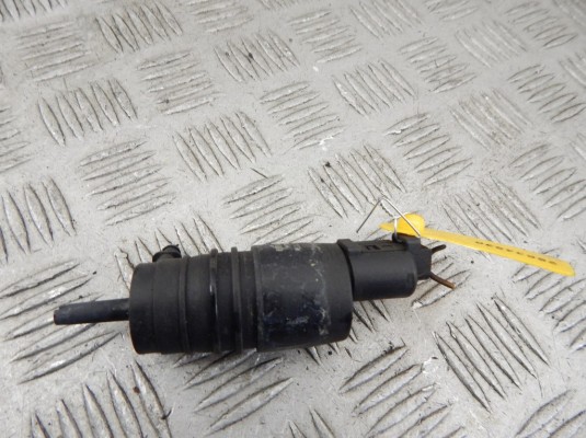 Насос (моторчик) омывателя стекла BMW 5-series (E39) Насос (моторчик) омывателя стекла BMW 5-series (E39)