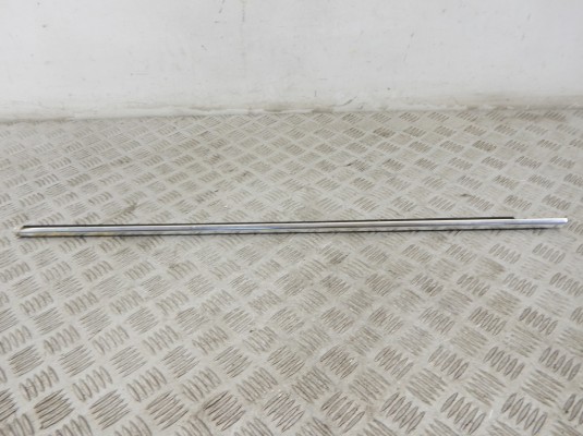 Молдинг стекла двери передней левой наружный BMW 5-series (E39) Молдинг стекла двери передней левой наружный BMW 5-series (E39)