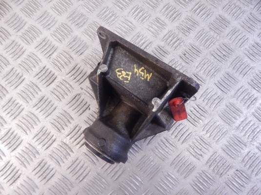 Кронштейн полуоси BMW X3-series (E83) 31 53 7 516 065