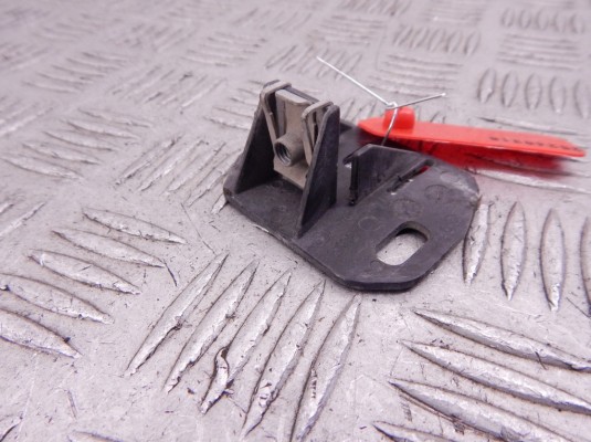 Крепление фары левой BMW 3-series (E90/91/92) 51 64 7 136 827