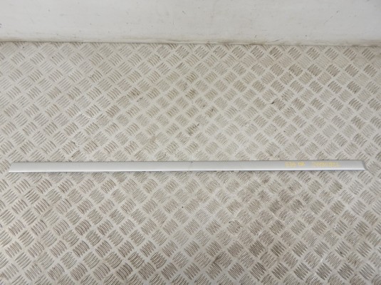 Молдинг двери передней правой BMW 5-series (E39) 7004024