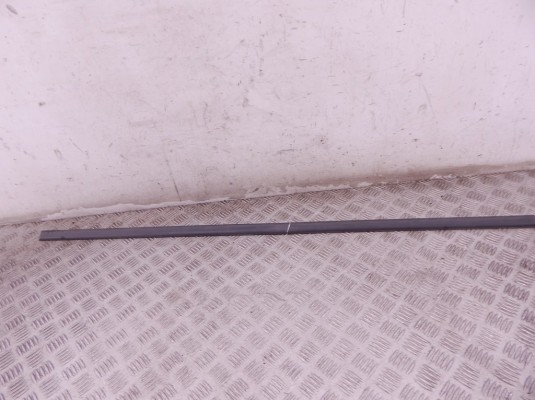 Молдинг двери передней правой BMW 3-series (E46) 51 13 8 252 378 Молдинг двери передней правой BMW 3-series (E46) 51 13 8 252 378