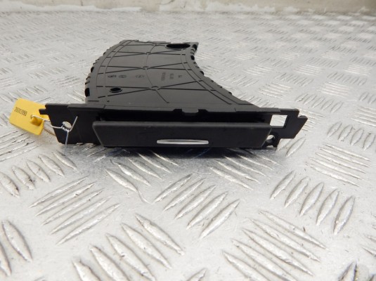 Подстаканник BMW 3-series (E90/91/92) 51 45 7 127 406 Подстаканник BMW 3-series (E90/91/92) 51 45 7 127 406