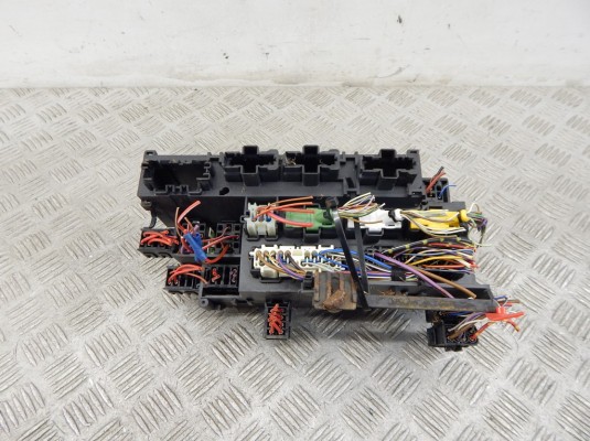 Блок предохранителей BMW 5-series (E34) Блок предохранителей BMW 5-series (E34)
