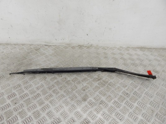 Щеткодержатель (поводок стеклоочистителя, дворник) BMW 5-series (E39) 61 61 8 209 879