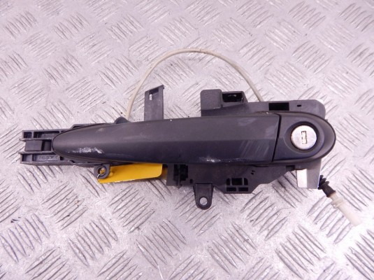 Ручка наружная передняя левая BMW 1-series (E87) 51 21 7 060 651 Ручка наружная передняя левая BMW 1-series (E87) 51 21 7 060 651
