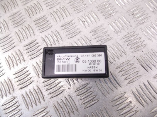Блок управления пневмоподвеской BMW 5-series (E39) 37 14 1 092 396