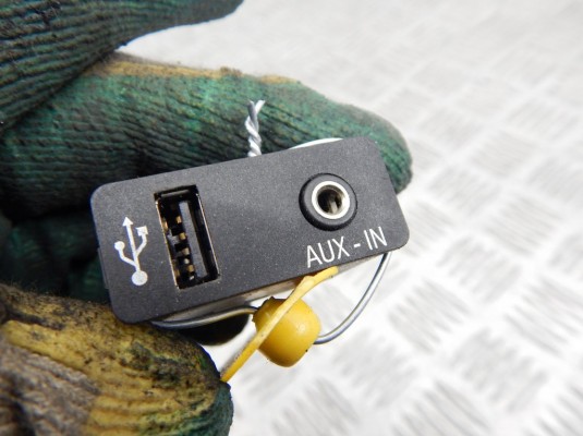 Разъем AUX / USB BMW X1-series (E84) 84 10 9 241 331