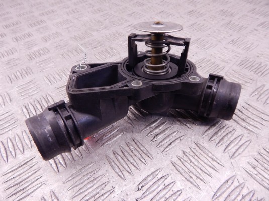 Корпус термостата BMW 3-series (E46) Корпус термостата BMW 3-series (E46)