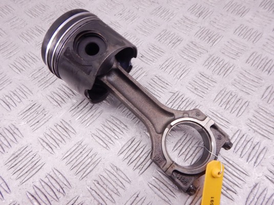 Поршень BMW 3-series (E46) Поршень BMW 3-series (E46)