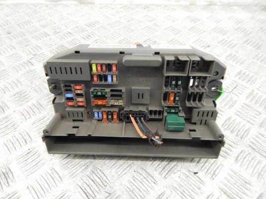 Электропривод запирания лючка топливного бака BMW X6-series (E71) 61 14 6 931 690 Электропривод запирания лючка топливного бака BMW X6-series (E71) 61 14 6 931 690