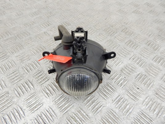 Фара противотуманная правая BMW 3-series (E46) Фара противотуманная правая BMW 3-series (E46)