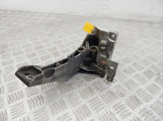 Кронштейн двигателя BMW 7-series (E38) 1704583