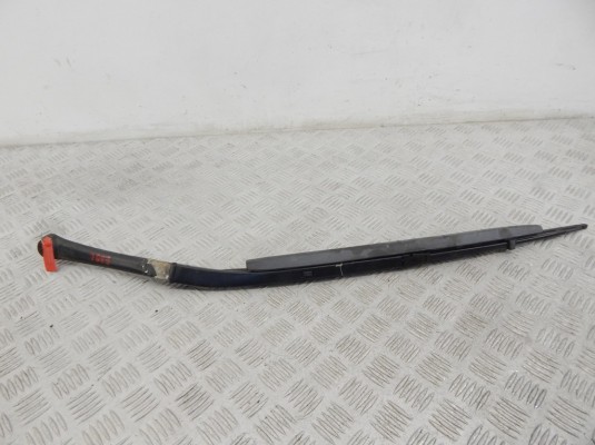 Щеткодержатель (поводок стеклоочистителя, дворник) BMW 5-series (E39) 61 61 8 209 879