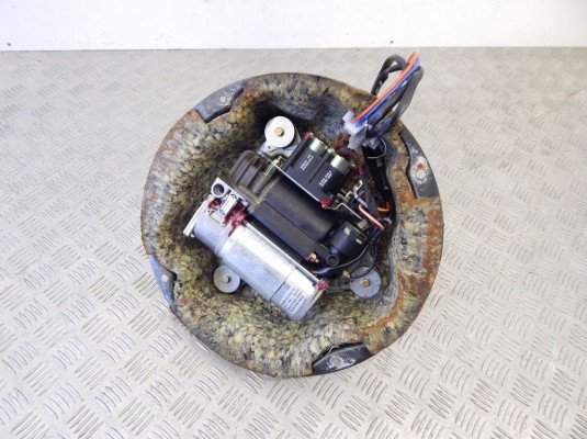 Компрессор пневмоподвески BMW 5-series (E39) Компрессор пневмоподвески BMW 5-series (E39)