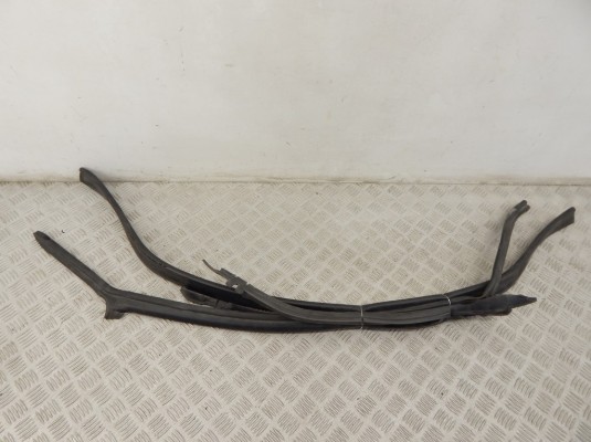 Уплотнитель капота BMW X1-series (F48) 51 76 7 329 384 Уплотнитель капота BMW X1-series (F48) 51 76 7 329 384
