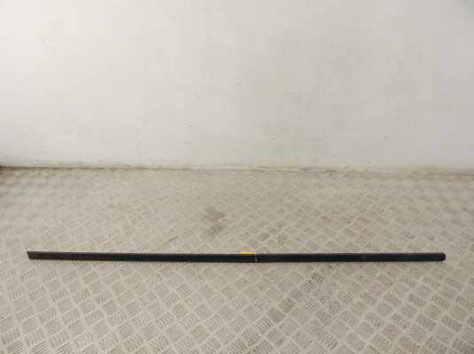 Молдинг двери передней правой BMW 3-series (E46) 8252378