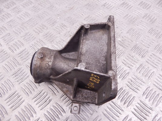 Кронштейн полуоси BMW X3-series (E83) 31 53 7 516 065