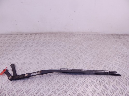 Щеткодержатель (поводок стеклоочистителя, дворник) BMW 5-series (E39) 61 61 8 209 880