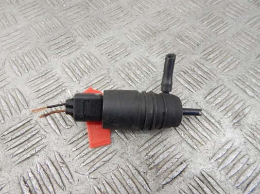 Насос (моторчик) омывателя стекла BMW X5-series (E53) Насос (моторчик) омывателя стекла BMW X5-series (E53)