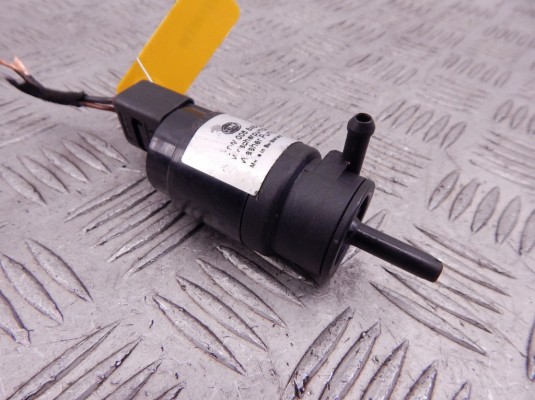 Насос (моторчик) омывателя стекла BMW 3-series (E46) Насос (моторчик) омывателя стекла BMW 3-series (E46)