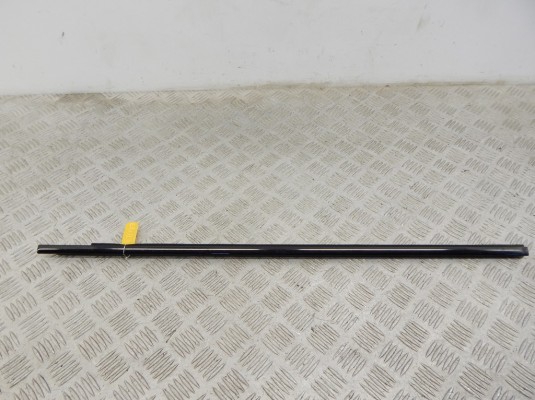 Молдинг стекла двери передней правой наружный BMW X3-series (E83) 51 33 3 402 330