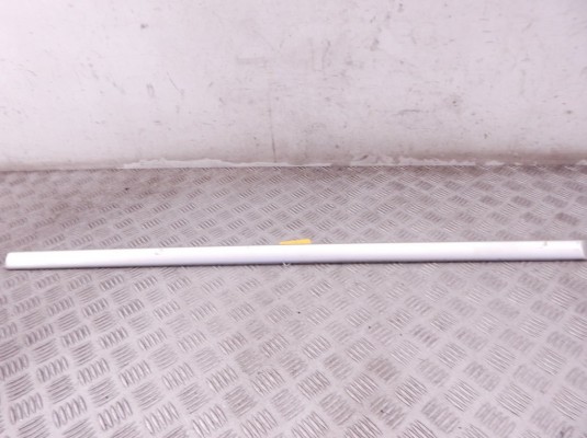 Молдинг двери передней правой BMW 5-series (E39) 7004024