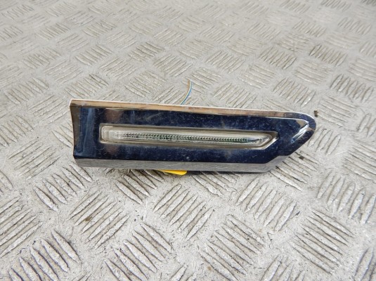 Повторитель передний правый BMW 7-series (F01/02) 63 13 7 203 372 Повторитель передний правый BMW 7-series (F01/02) 63 13 7 203 372