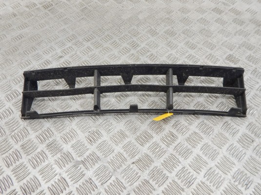 Заглушка (решетка) в бампер передний BMW 5-series (E39) 51 11 8 235 671