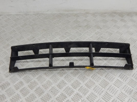 Заглушка (решетка) в бампер передний BMW 5-series (E39) 51 11 8 235 671