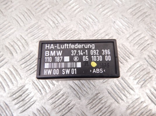 Блок управления пневмоподвеской BMW 5-series (E39) 37 14 1 092 396