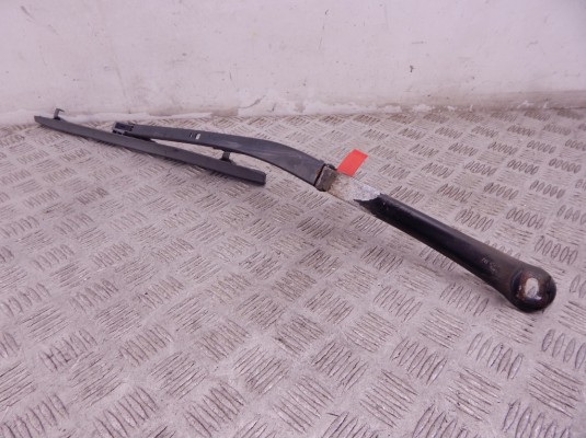 Щеткодержатель (поводок стеклоочистителя, дворник) BMW 5-series (E39) 61 61 8 209 879